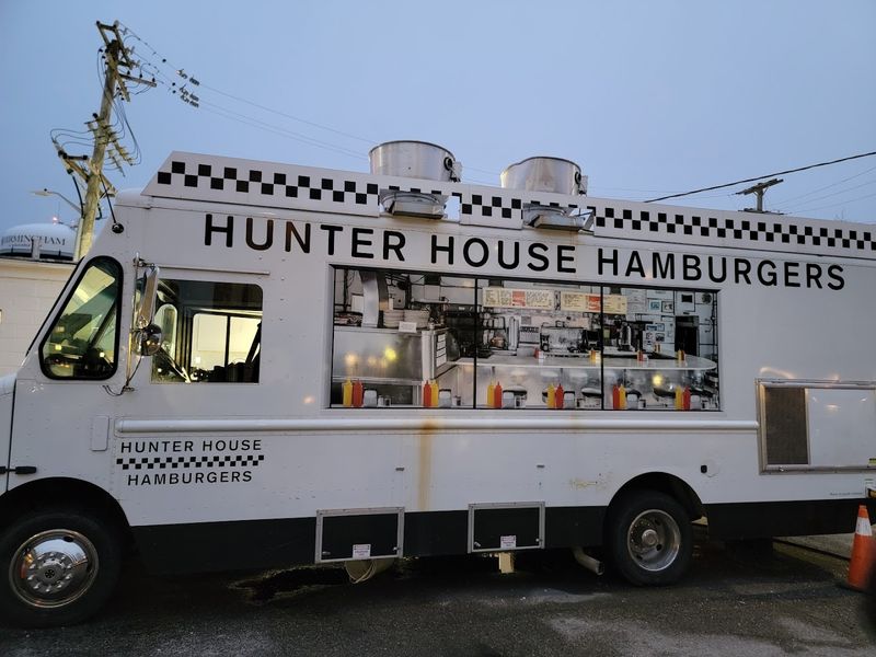 Locals Swear This Michigan Burger Joint Is Worth The Wait - Decor Hint Ordering Strategy For First-Time Visitors