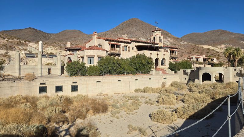 This Secret Castle In California Brings Gilded Age Glamour To Life - Decor Hint Showman's Colorful Con