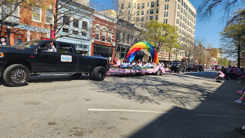 This Spring Cherry Blossom Festival In Macon, Georgia Is So Surreal, You'll Think You're In A Dream - Decor Hint The Spectacular Cherry Blossom Parade Downtown