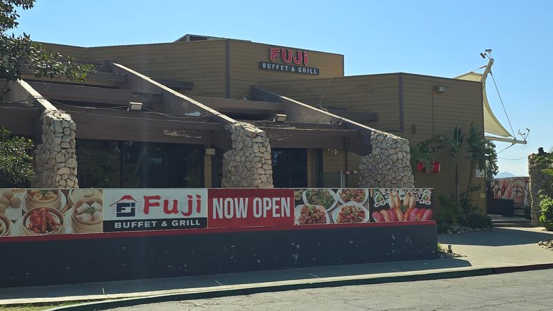 The Seafood Buffet In California Quietly Lives Up To The Hype - Decor Hint The Address And Location Make It Easy To Find