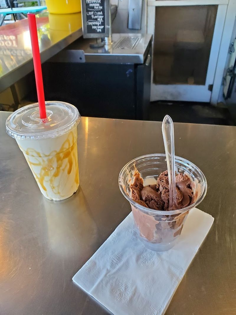 This Century-Old California Drive-In Still Serves Classic Roadside Burgers - Decor Hint Milkshakes Made With Straus Family Creamery Ice Cream