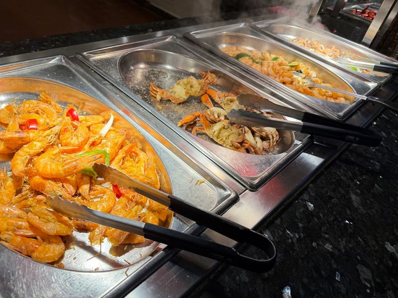 The Seafood Buffet In California Quietly Lives Up To The Hype - Decor Hint A Grill Station Adds A Made-To-Order Element