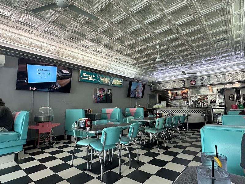 Fenders Diner – Cornelia