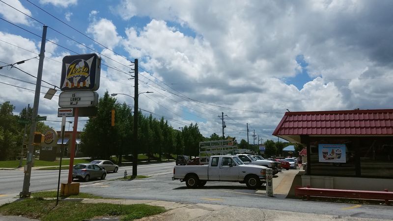 This Old-School Georgia Diner Is Known For Burgers That Keep People Coming Back - Decor Hint Outdoor Seating for Fresh-Air Dining