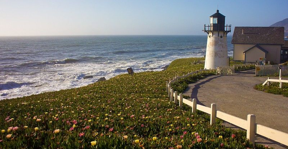 This Historic Lighthouse In California Hides One Of The Coolest Hostels In The US - Decor Hint