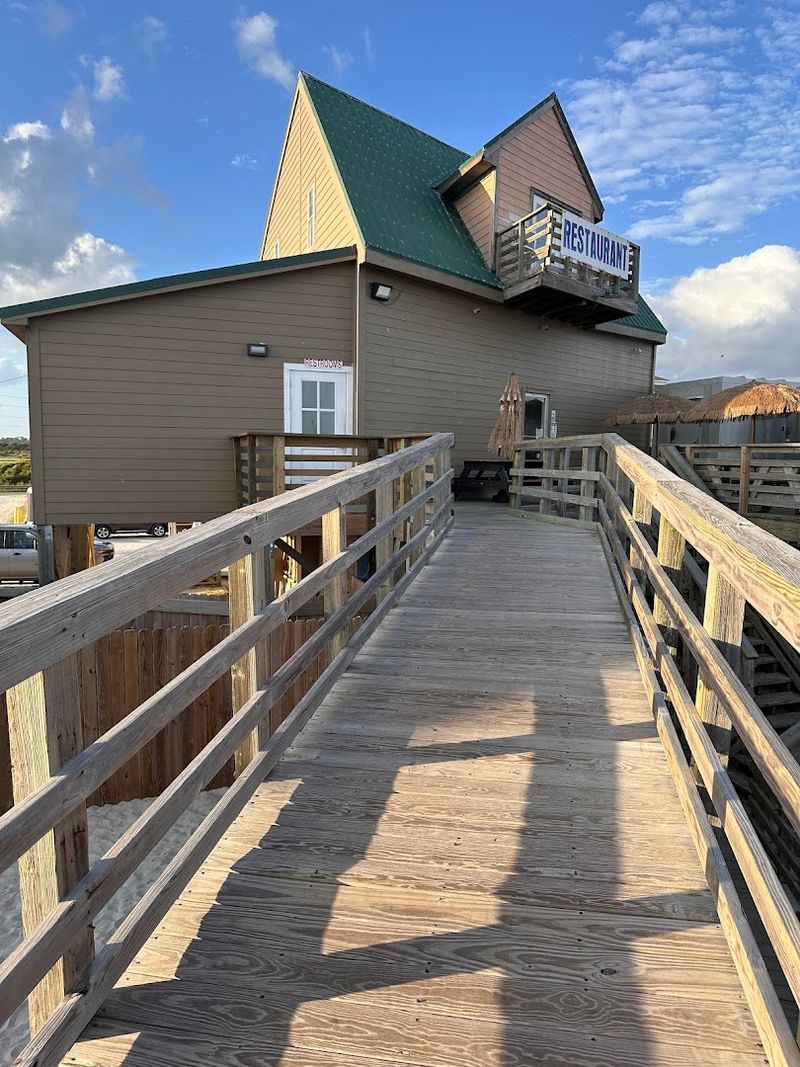 A Pier Shack That Keeps Things Simple