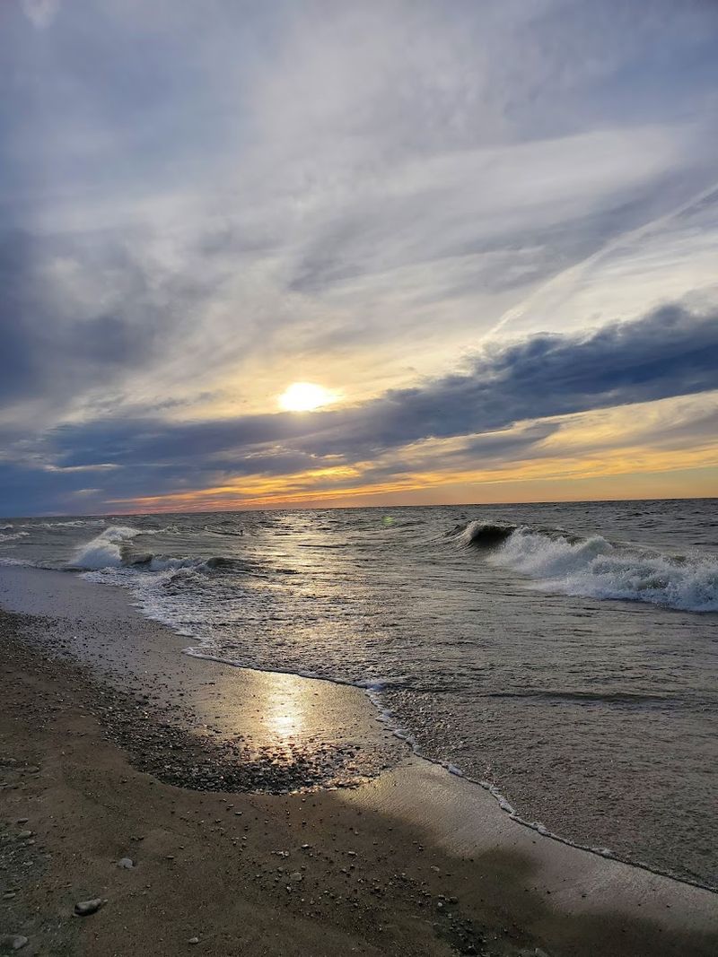This Ohio Lake Beach Is So Peaceful You Will Forget The Rest Of The World Exists - Decor Hint The Beach That Actually Surprised Me