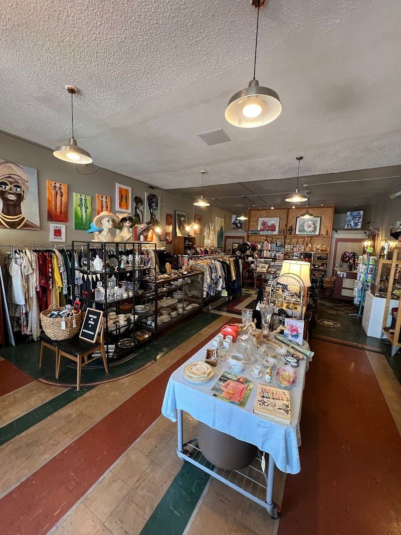 This Small Los Angeles, California Vintage Shop Has More Character Than Stores Twice Its Size - Decor Hint A Small Shop With A Big Personality