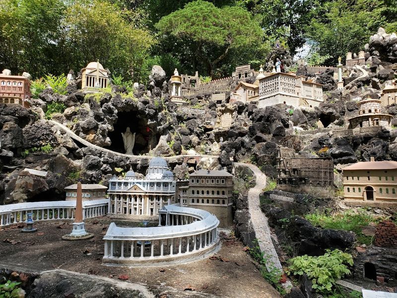 These Buildings In Alabama Look Completely Impossible And Yet Here They Are - Decor Hint Ave Maria Grotto