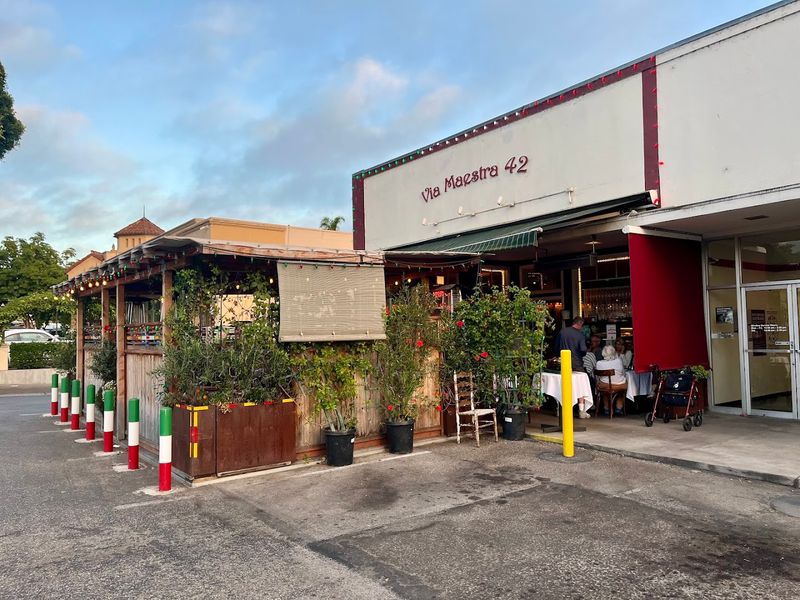 11 California's Central Coast Italian Restaurants That Don't Make Headlines, But Always Have A Crowd - Decor Hint Via Maestra 42