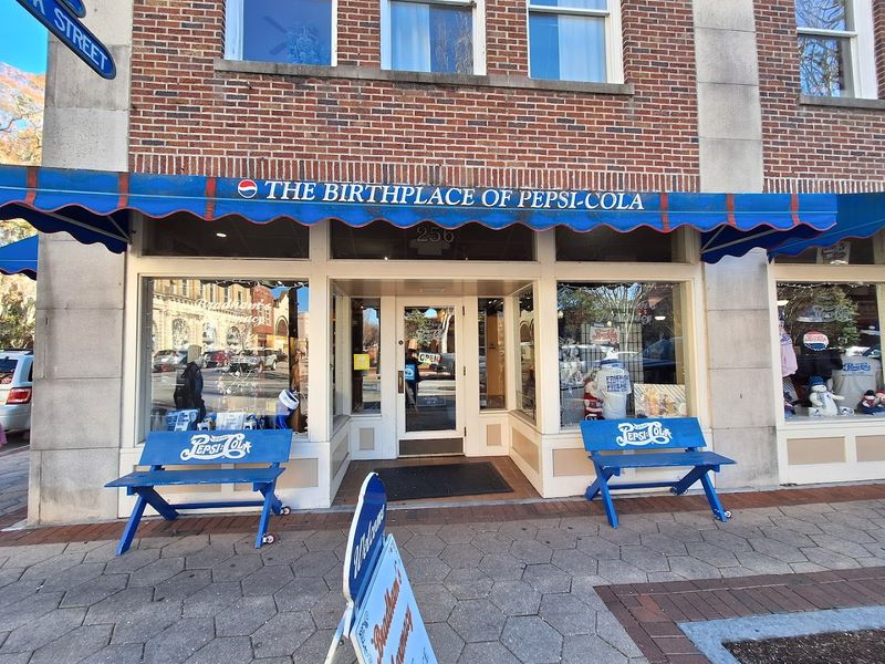 This North Carolina Town Looks So Perfect Most People Think It Was Built As A Movie Set - Decor Hint The Birthplace Of Pepsi-Cola