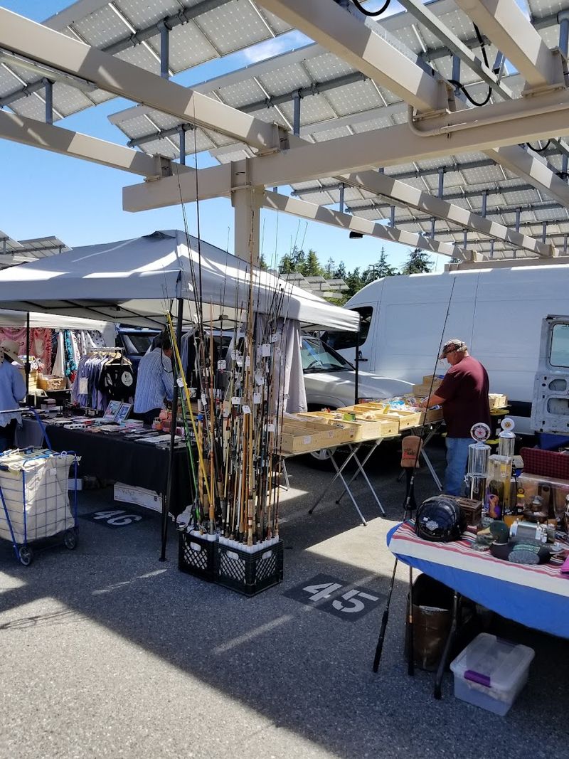 This Massive California Outdoor Market Is A Treasure Hunter's Dream - Decor Hint The Market Is Entirely Student-Run