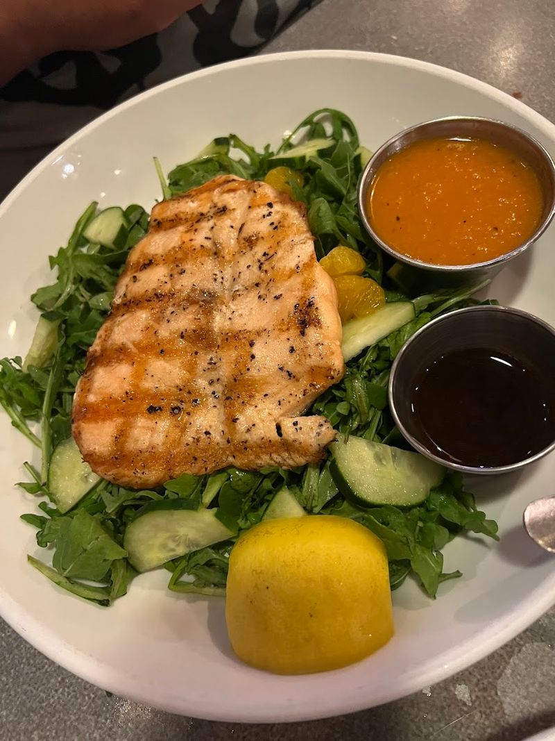 Lively Yet Comfortable Noise Level and Energy