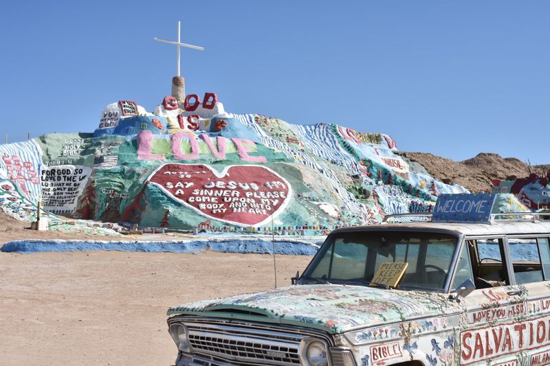 There's A Colorful Mountain In California Covered In Paint And Built By One Man - Decor Hint The Site Is Open Daily And Free To Enter