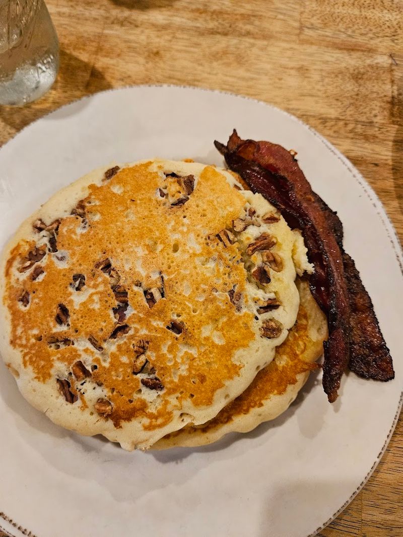 This Log Cabin Restaurant In Blairsville, Georgia Serves Incredibly Flaky Biscuits And A Legendary Sausage Gravy - Decor Hint Community Hub for Locals and Travelers
