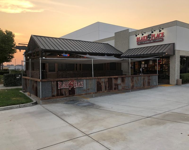 We Found An Anaheim Smokehouse Where The Brisket Is Worth A California-Wide Road Trip - Decor Hint Nearly Three Decades Of Slow-Smoked Tradition