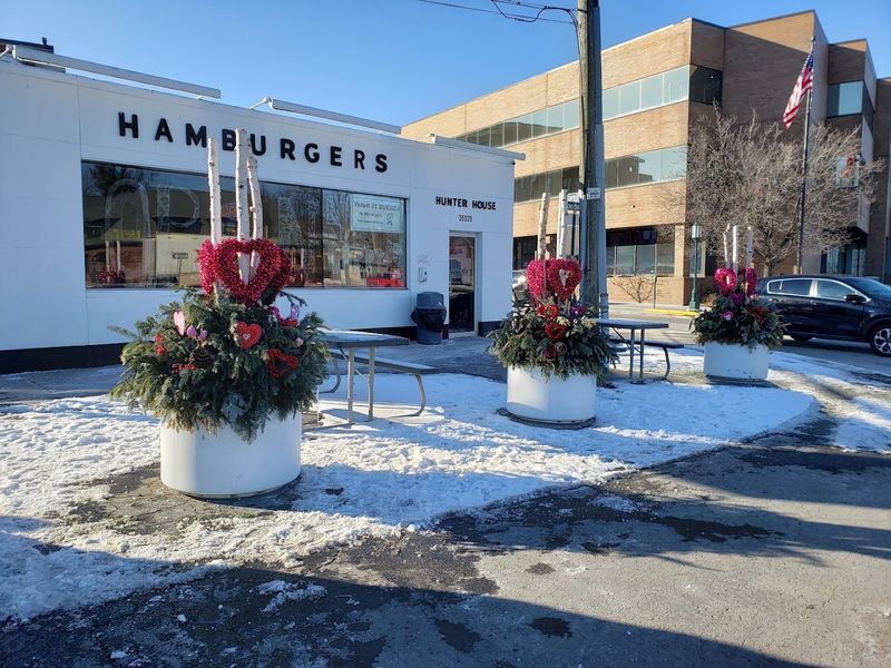 Locals Swear This Michigan Burger Joint Is Worth The Wait - Decor Hint How Hunter House Has Held Its Ground Over The Decades