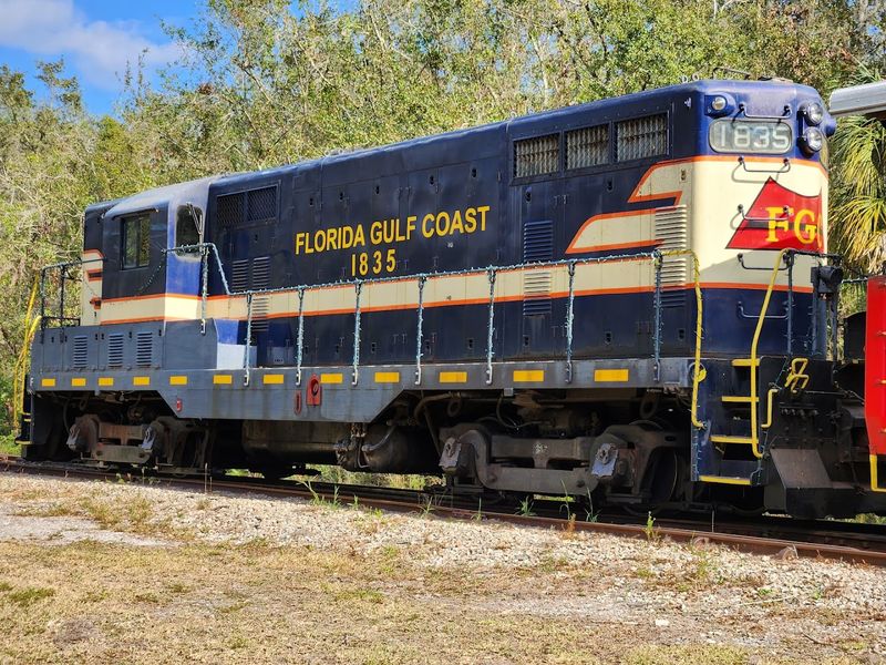 This Slow Train Ride In Florida Might Be The Most Relaxing Way To See The State - Decor Hint A Slower Way To See Florida