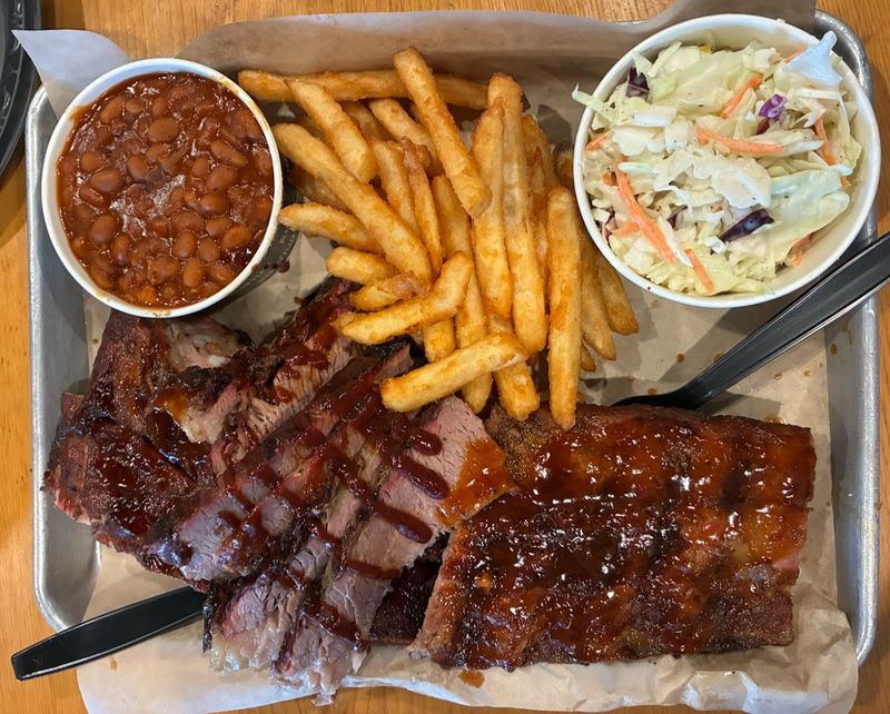 We Found An Anaheim Smokehouse Where The Brisket Is Worth A California-Wide Road Trip - Decor Hint A Menu Built Around Smoked Meats Done Right