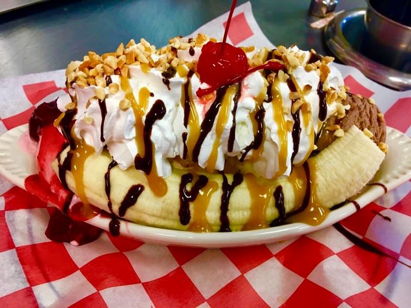 Georgia's Classic Diner Where Peach Cobbler Is Still Made The Classic Way - Decor Hint - Decor Hint