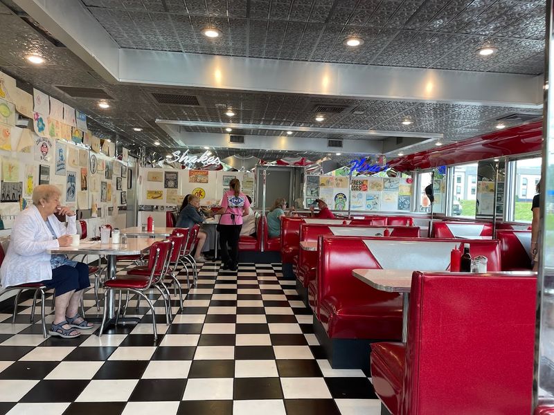 11 Pennsylvania Diners That Locals Know Are Unmissable - Decor Hint Pine Grove Diner