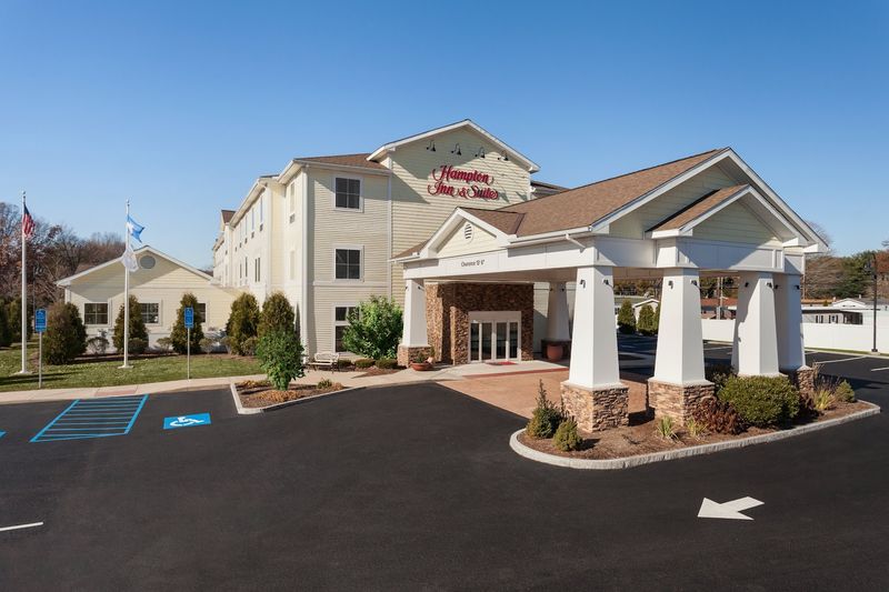 11 Pet-Friendly Connecticut Hotels That Make Traveling Easy - Decor Hint Hampton Inn & Suites Mystic