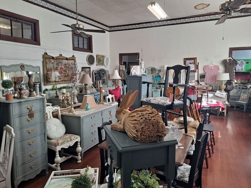 This Louisiana Antique Mall Is Worth Taking Your Time To Explore - Decor Hint Classrooms Turned Into Treasure Rooms