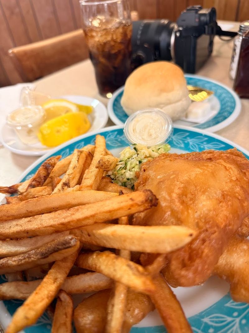 8 Michigan Restaurants Known For Fried Fish Done Right - Decor Hint Scotty Simpson's Fish & Chips