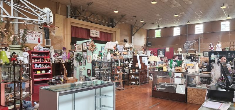 This Louisiana Antique Mall Is Worth Taking Your Time To Explore - Decor Hint 40,000 Square Feet Of Pure Antique Adventure