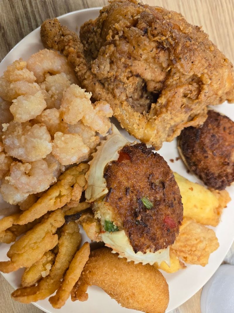 The All-You-Can-Eat North Carolina Buffet That Regulars Still Love For The Same Reasons - Decor Hint What Makes The Fried Dishes Stand Out