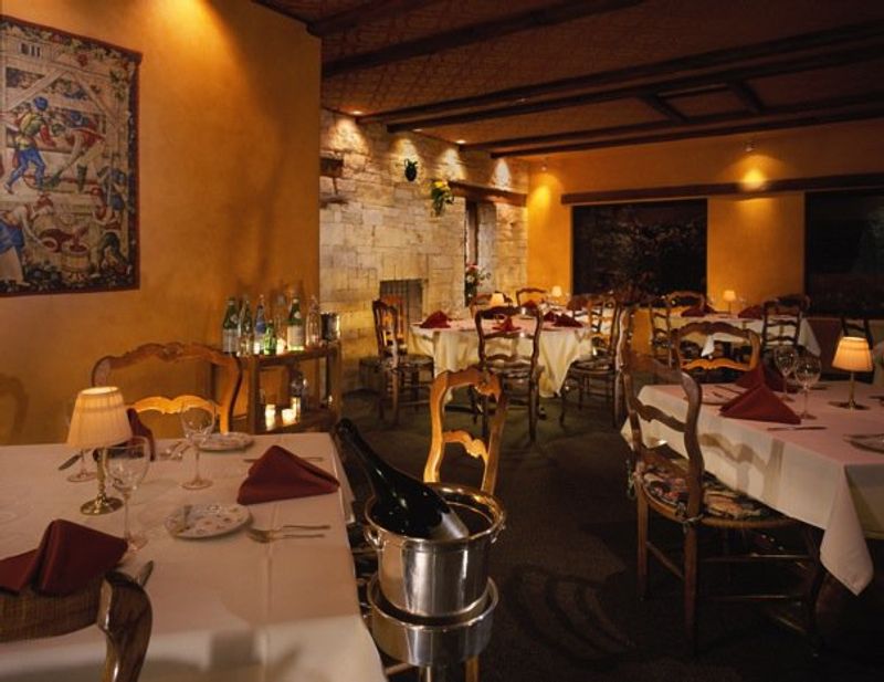 This Cozy Arizona Restaurant Serves Lasagna That's Worth Talking About - Decor Hint An evening that feels complete