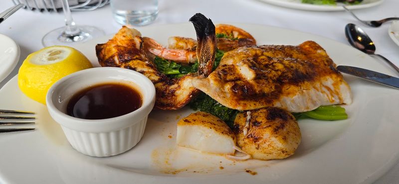 This Pennsylvania Restaurant Has A View That Steals The Show Every Time - Decor Hint Seafood That Deserves The Price Tag