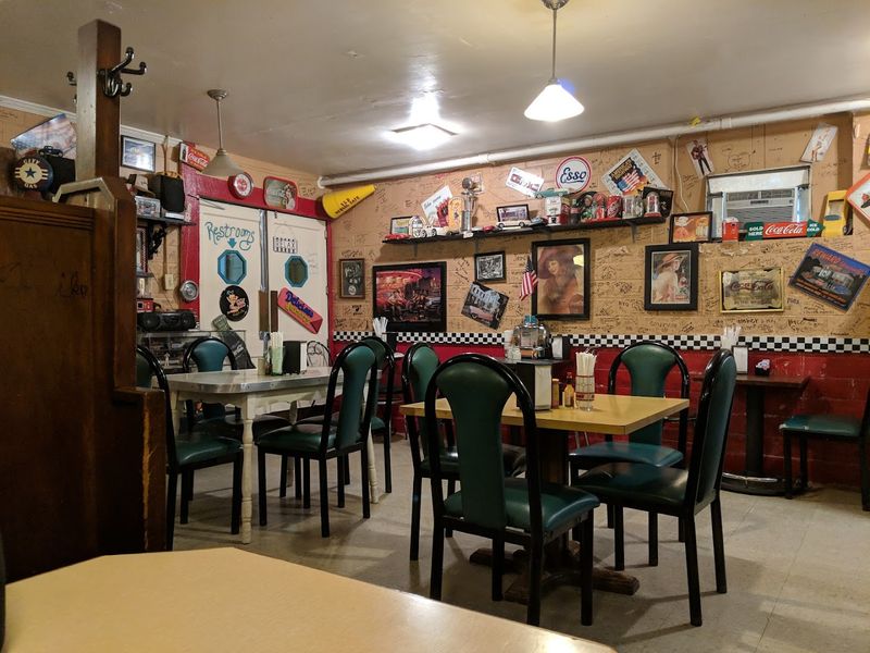 This Louisiana Antique Mall Is Worth Taking Your Time To Explore - Decor Hint The Old Schoolhouse Cafe Is A Whole Mood