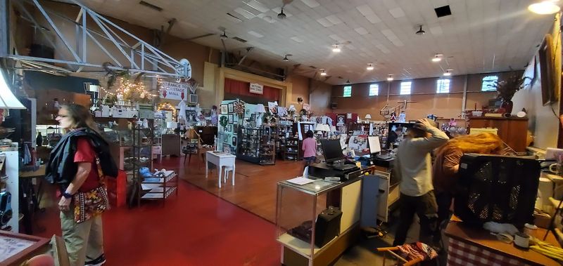 This Louisiana Antique Mall Is Worth Taking Your Time To Explore - Decor Hint The Semi-Annual Antique Fair Takes Things Outside