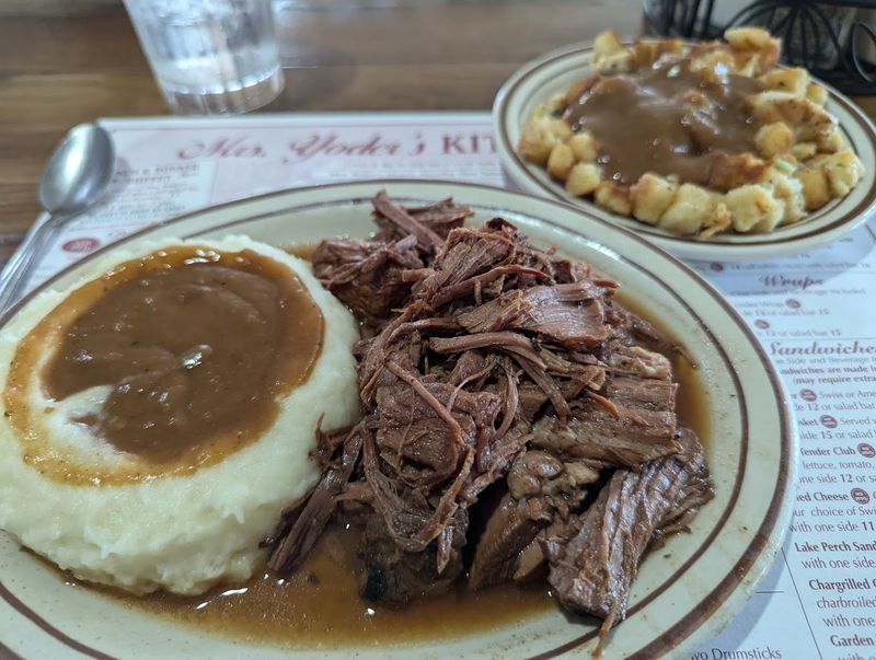 Mashed Potatoes And Gravy That Actually Hold Up