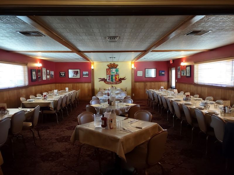 Why Communal Dining Is The Best Thing That Could Happen To You 