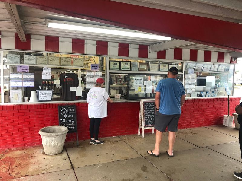 These Burgers At This Georgia Favorite Are Simple, Classic, And Hard To Beat - Decor Hint Quick Service Without Cutting Corners