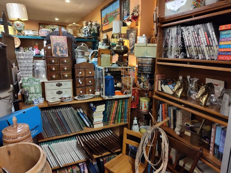Avenues Antiques & Collectibles