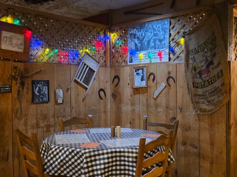 The Arkansas Dining Room That Quietly Serves The Finest Cut Of Beef In The State - Decor Hint River Valley Staple