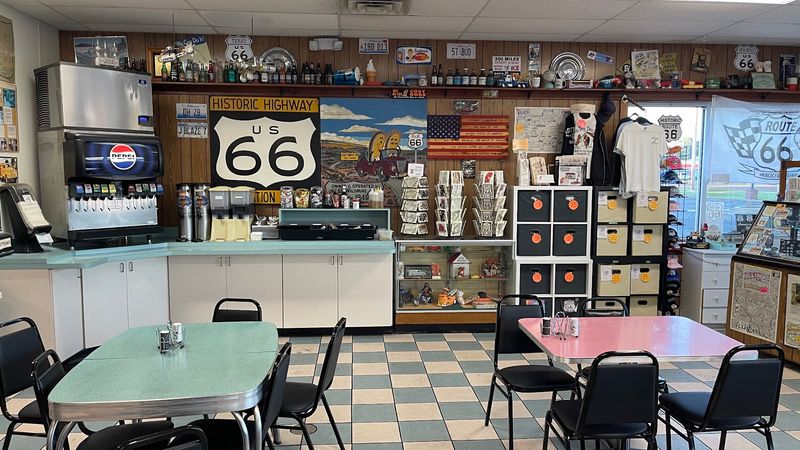 11 Illinois Diners That Have Not Changed Much Over The Years - Decor Hint Cozy Dog Drive In