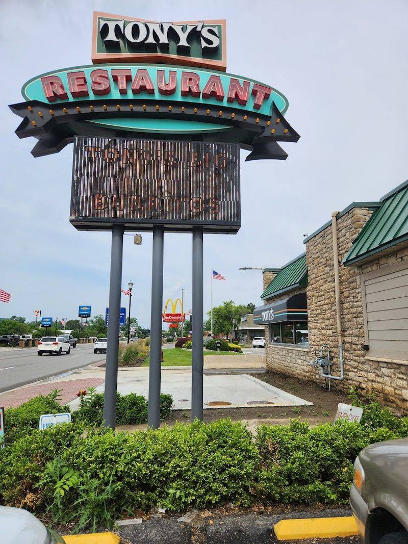 This Michigan Spot Is Famous For BLTs That Barely Fit On The Plate - Decor Hint Fresh Tomatoes