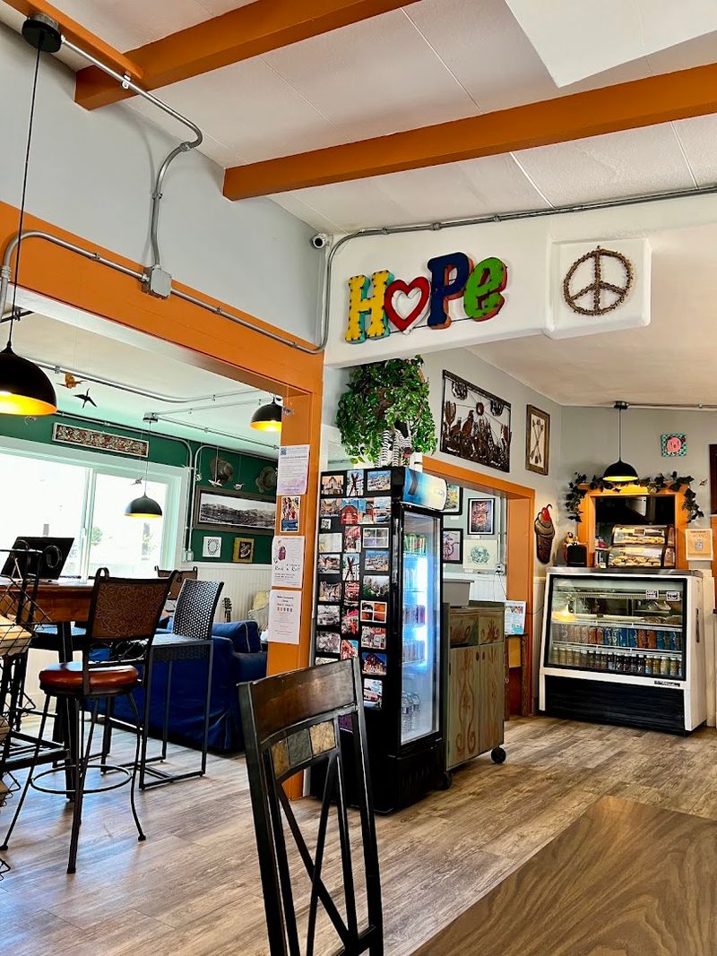 17 Arizona Restaurants In Small Towns You Won't Believe Are This Good - Decor Hint Warren Peace Cafe