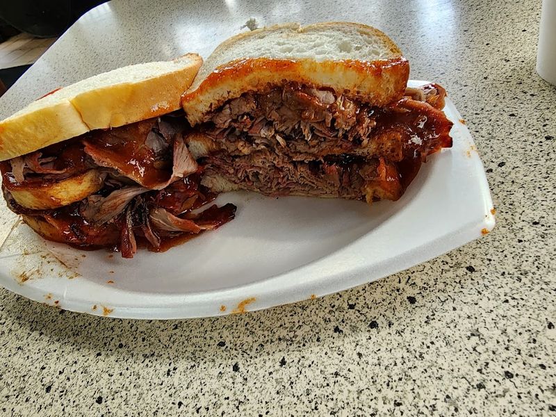 12 Hidden Missouri Restaurants That Locals Love And Tourists Miss - Decor Hint LC's Bar-B-Q, Kansas City