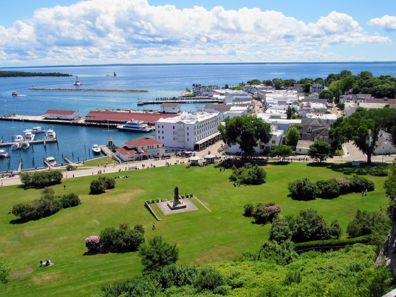 10 Beautiful Michigan Lakeside Towns To Visit This Summer - Decor Hint Mackinac Island