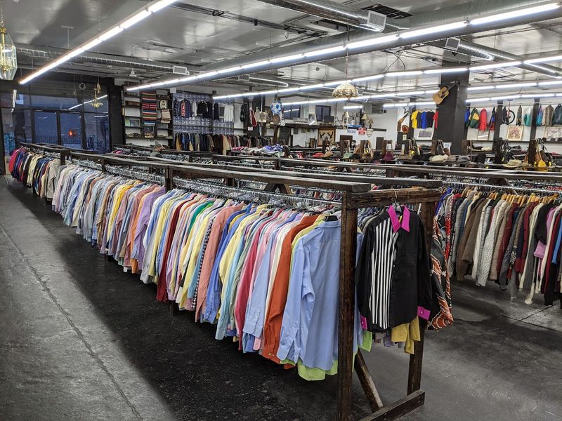 These Huge New York Shops Make Treasure Hunting Feel Like A Steal In 2026 - Decor Hint L Train Vintage