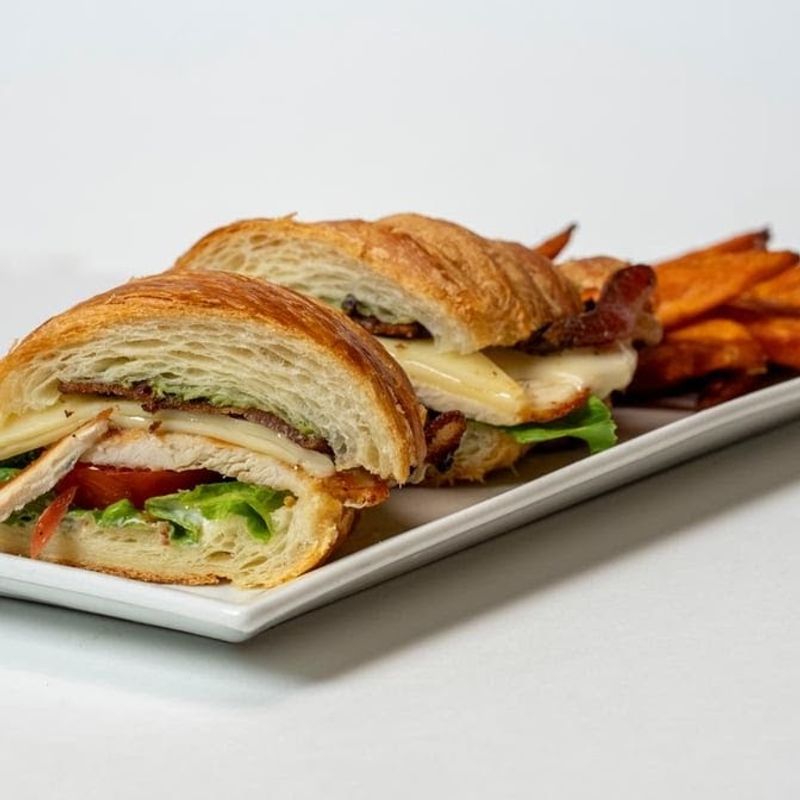 A Full Breakfast and Lunch Menu That Makes It a Daily Destination