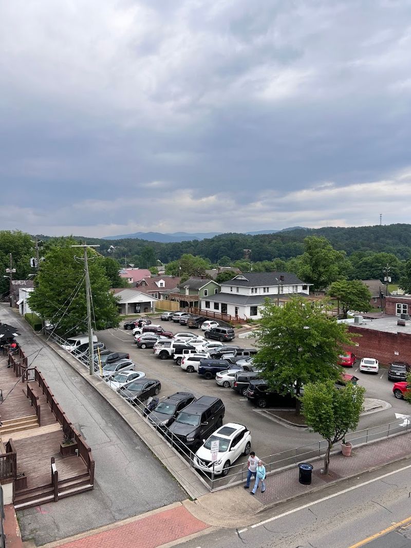 These 15 Georgia Cities Can Be Explored Without Spending More Than $60 - Decor Hint Ellijay