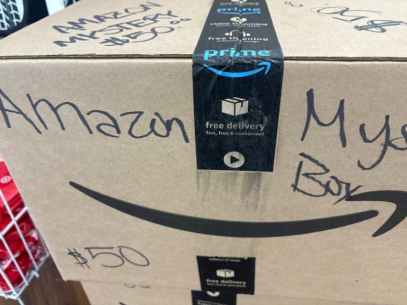 An Ohio outlet where prices are so low he thinks it's a mistake - decoration cue Mystery Box Fun