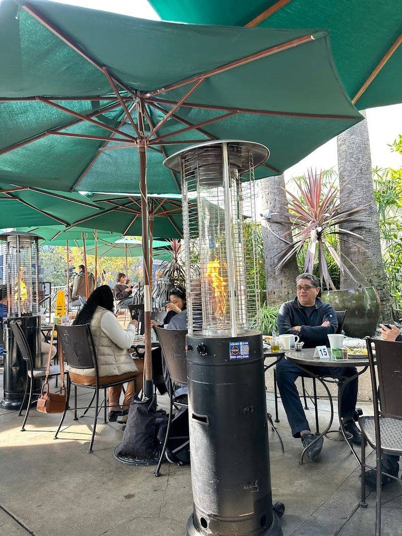 Extended Hours That Accommodate Early Risers And Night Owls