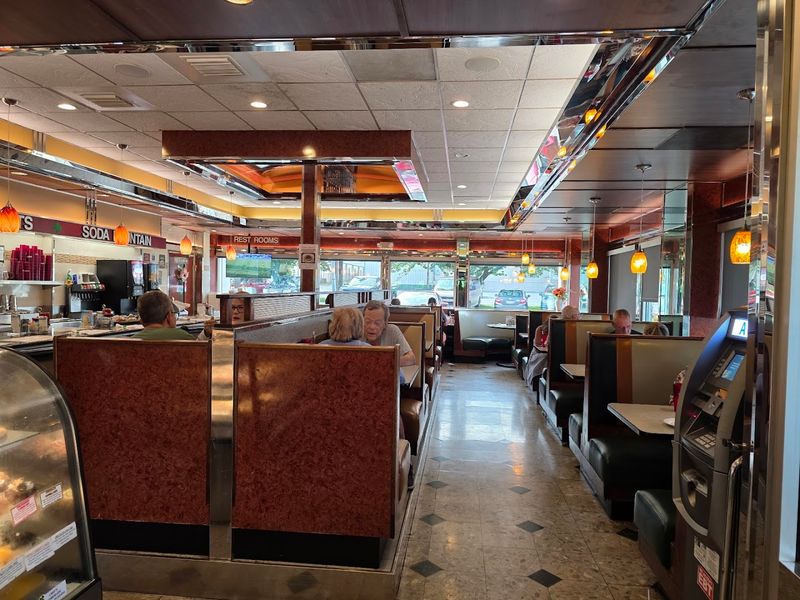 11 Pennsylvania Diners That Locals Know Are Unmissable - Decor Hint Lyndon Diner